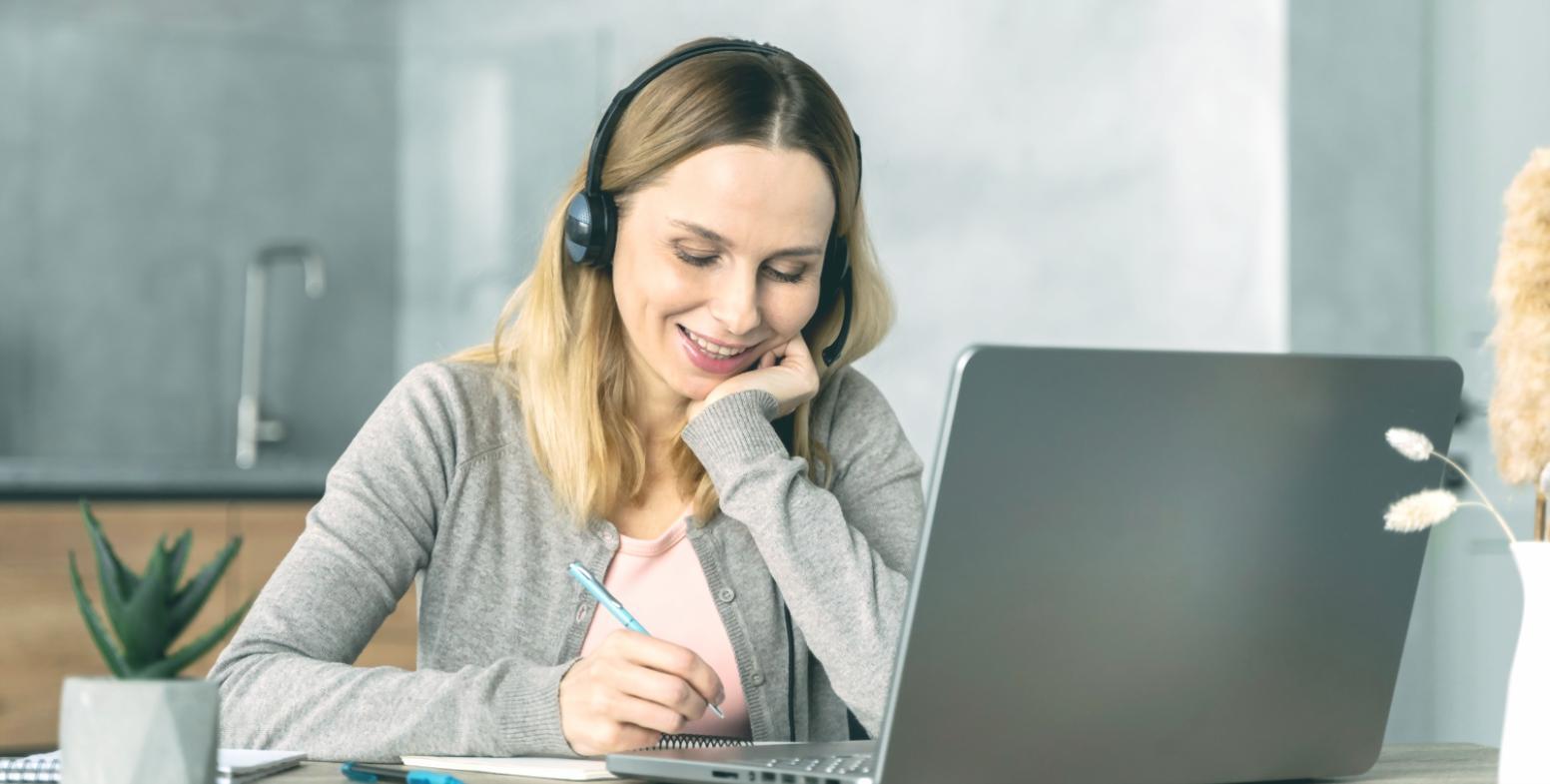 Teilnehmer während eines praktischen Kurses zur Entwicklung von Selbstwertgefühl